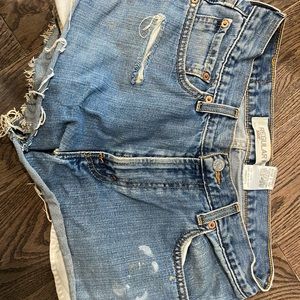 Distressed levi shorts